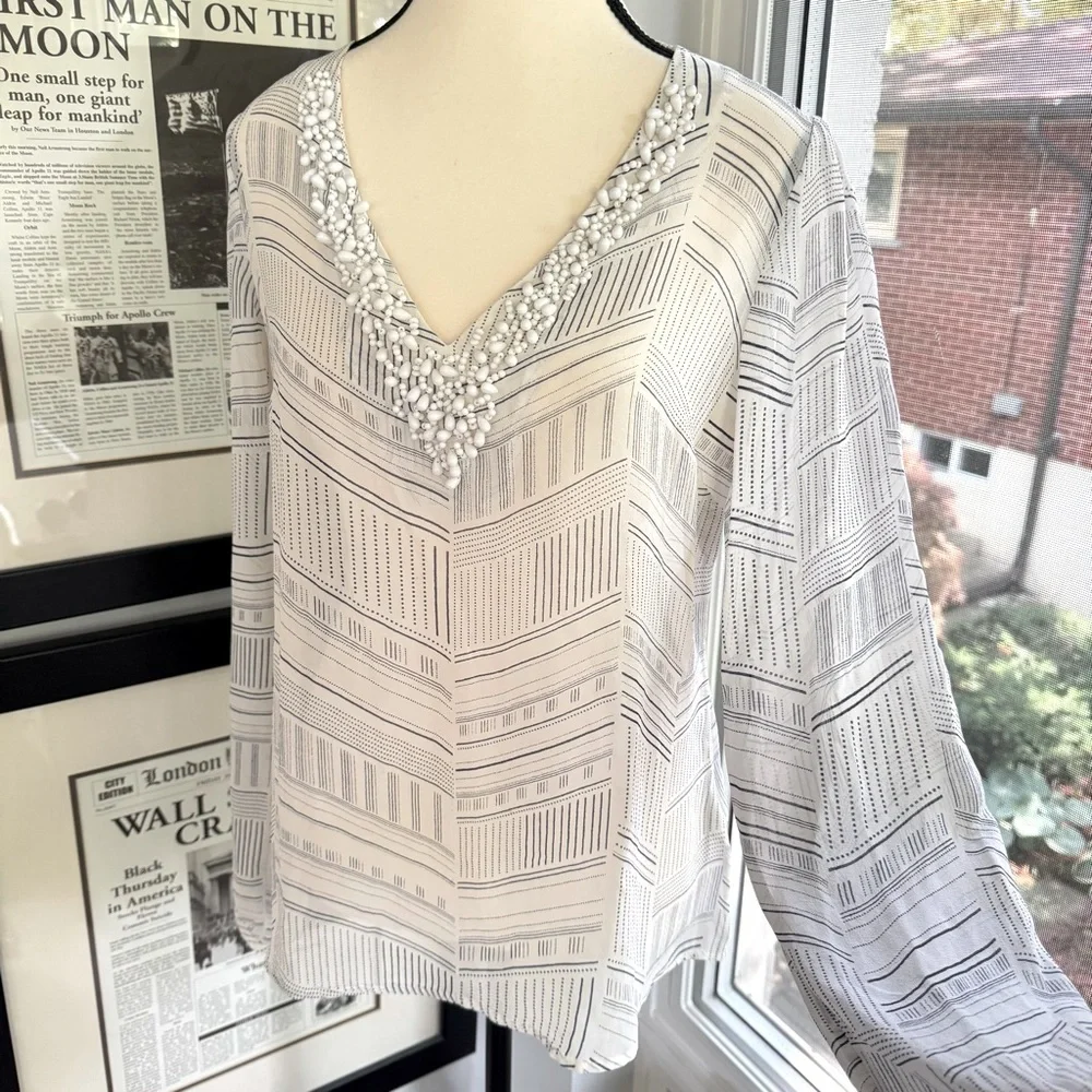 Banana Republic White Silk Blouse Navy Pattern Beaded V-Neck Size Medium - Picture 13 of 15